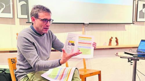 Il schefredacter da la FMR David Truttmann ha preschantà la lavur schurnalistica (fotografia: Fadrina Hofmann).