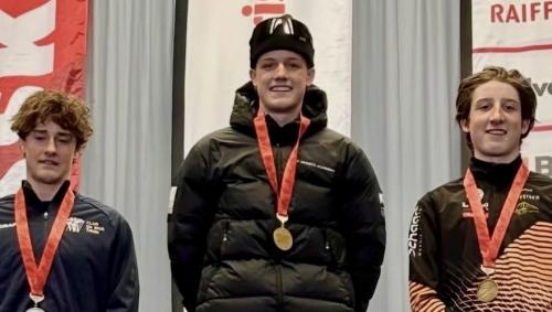 Der junge Langläufer Mic Willy (Mitte) ist Schweizermeister in seiner Kategorie. Foto: Mic Willy/Instagram