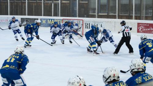 Der EHC St. Moritz feierte auf der heimischen Ludains gegen den Glarner EC einen letztlich ungefährdeten Kantersieg. Archivfoto: Reto Stifel