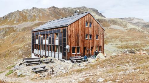 La Chamanna Kesch es steda l’an 2024 la plü frequenteda chamanna CAS dal Grischun (fotografia: Toni Vinzens).