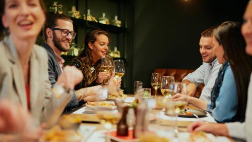 Restaurantbesuche sind wieder ohne Zertifikat und Maske möglich.  Foto: shutterstock.com/Milan Ilic Photographer
