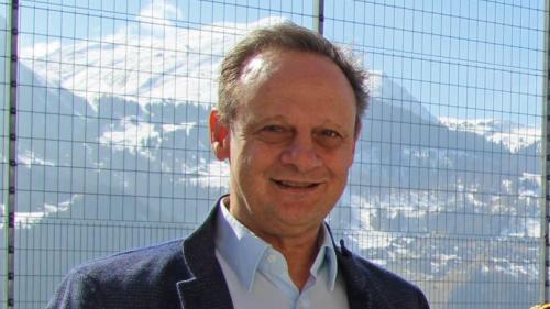 Stefan Engler sezza i'l comitè da l'iniziativa pels vadrets (fotografia: Gion Nutegn Stgier).