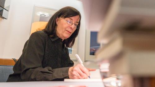 Leta Semadeni hat in Lavin ihr zweites Prosawerk «Amur, grosser Fluss» geschrieben (Foto: Jon Duschletta).