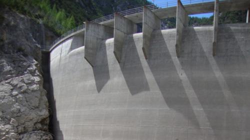 Die Staumauer des leeren Ausgleichsbeckens Ova Spin wasserseitig, also von Innen gesehen. Foto: z. Vfg      