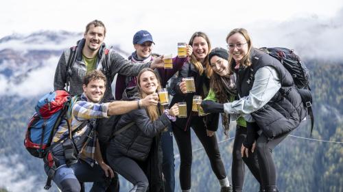 sülla fotografia as vezza üna gruppa da tuot quels chi han fat la spassegiada da Tschlin a Ramosch degustond la biera da ses bierarias (fotografia: Mayk Wendt).