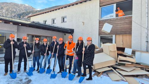 la prüma pallada respectivamaing la «prüma büttada» per la renovaziun da la scoula a Müstair in mardi, ils 27 da schner (fotografia: Georg Luzzi/RTR)