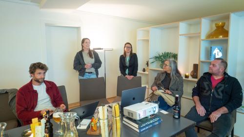 V.l.: Hannes Mark, Hauser Garden, Simona Degiacomi und Nicole Keller, (CES), Manuela Dorsa (Repair Café) und Stefan Rössler (Werkmeister Gemeinde Celerina). Foto: Jon Duschletta