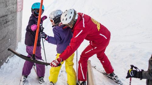 Impustüt in Engiadin’Ota vaivan magistras e magisters da skis grandas difficulteds da chatter ün dachesa temporar per quista stagiun d’inviern (fotografia: Keystone/Gaetan Bally).