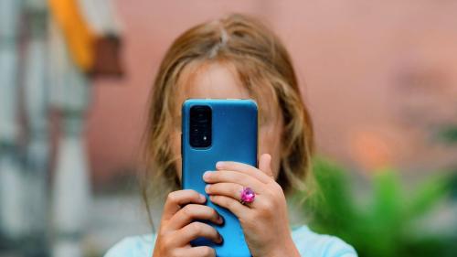 Medienkonsumation findet heute vermehrt über den Bildschirm statt. Dies kann einige Herausforderungen für die ­Erziehung mit sich bringen. Foto: unsplash/andrey