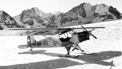 Fredy Wissels spektakuläre Landung auf dem Piz Corvatsch. 				
Foto: Andreas Pedrett/Max Galli