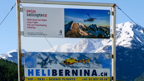 Die beiden in Samedan ansässigen Helikopterunternehmungen Swiss Helicopter und Heli Bernina sind in einem hart umkämpften Markt tätig. Obschon sie Mitbewerber sind, spannen sie bei ­grösseren Transportaufträgen auch mal zusammen. Foto: Jon Duschletta