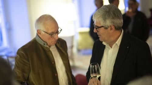 Rolf Zollinger im Gespräch mit Regierungsrat Jon Domenic Parolini. Foto: Mayk Wendt