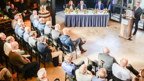 VR-Präsident Martin Schmid während der Generalversammlung der EKW AG in S-chanf (rechts oben). Foto: Jon Duschletta