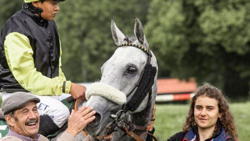 Duri Casty aus Zuoz mit Jockey Thomas Gillet, der Pferdeführerin Aline und dem siegreichen «Fou de Rêve». Foto: Animalrace/Michèle Forster