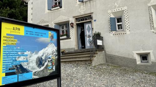 Die neue Sonderausstellung zu den Lawinenverbauungen in Pontresina ist eröffnet. Foto: Fadrina Hofmann