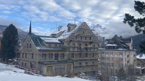 Davent da la stagiun d’inviern 2022/23 vessan da retrer ils prüms giasts lur staunzas illa chesa Bellaria (fotografia: Martin Camichel).