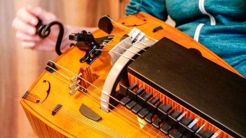 Der Sound der Drehleier wird von einem dudelsackähnlichen Grundton, dem Bordun-Ton, geprägt. Foto: Jon Duschletta