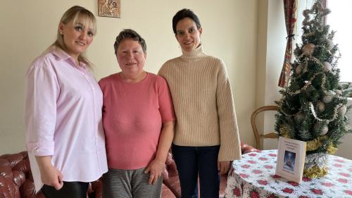 Lira und Halyna leben in der Unterkunft für ukrainische Schutzsuchende, welche von Graziella Ramponi geleitet wird. Foto: Julia Biffi