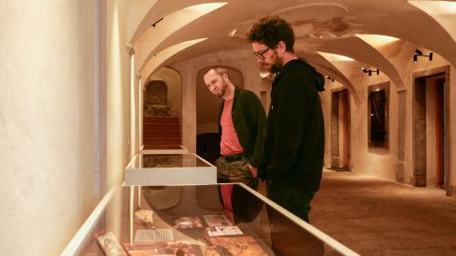  Ausstellungskurator Mathias Gredig (rechts) begutachtet mit Kurt Gritsch die drei Schaukästen der aktuellen Ausstellung «Achtung Kaninchen». Fotos: Jon Duschletta