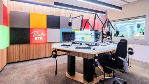 Il resultat da la votumaziun davart l’iniziativa «200 francs bastan» varà consequenzas per la sporta ed il persunal  dad RTR (fotografia: RTR).