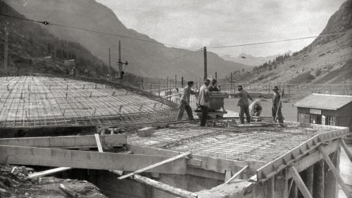 Der Bau der geschützten Drehscheibe und Kohlekaverne bei der damaligen Haltestelle «Berninahäuser».	 	Foto: RhB
