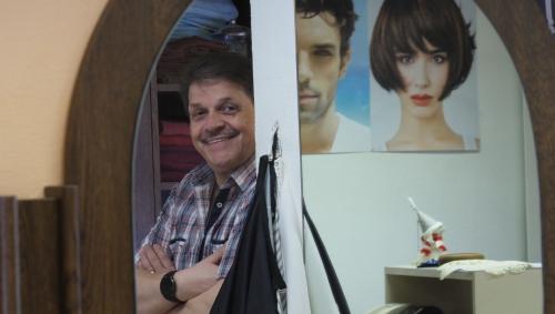 Quatter decennis cuafför in seis Salon Daniel a Müstair. Daniel Schgör disch: «Il plü jent fetscha insè ün tagl per homens, perquai cha lura daja pelplü üna discussiun sur da la chatscha, il sport o la politica.» (fotografia: David Truttmann).