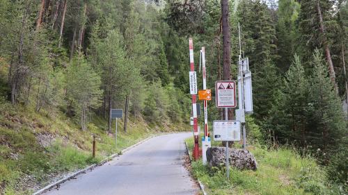 La barriera automatica güst sur San Jon, chi vain serrada automaticamaing dal sistem da preavertimaint in cas da privel. fotografia: Martin Camichel