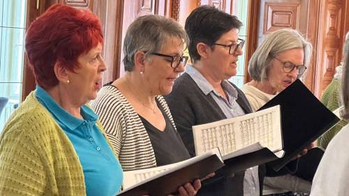 Eir Lidia Domenig da Sent (a schnestra) ha cumbinà quist’eivna seis hobi: viagiar e chantar – e quai fin a San Francisco (fotografia: Nicolo Bass).