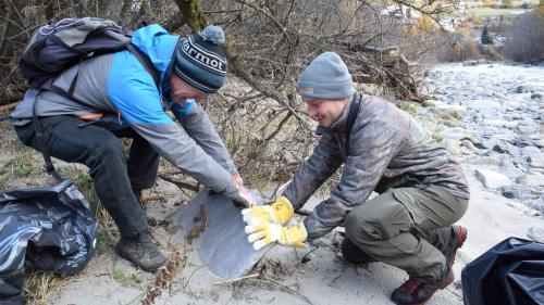 Artur Turi Naue (links) und Rino Regensburger (rechts) bei der Aufräumaktion im Rahmen des Hegetages am Innufer. Foto:  Imke Marggraf