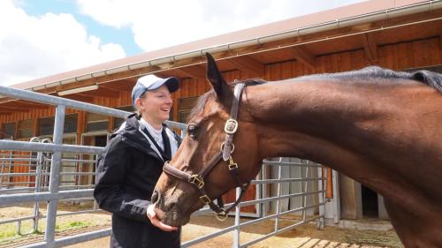 Andrea Hardegger und die polyvalente Stute Chandai, zu der sie eine enge Beziehung hat.        Foto: Marie-Claire Jur 