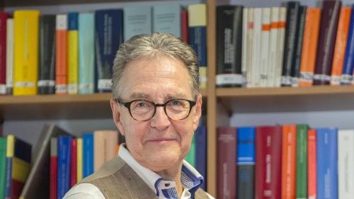 Il giurist sursilvan Toni Hess maina il servezzan giuridic da l’administraziun d’impostas dal Grischun (fotografia: Livia Mauerhofer).