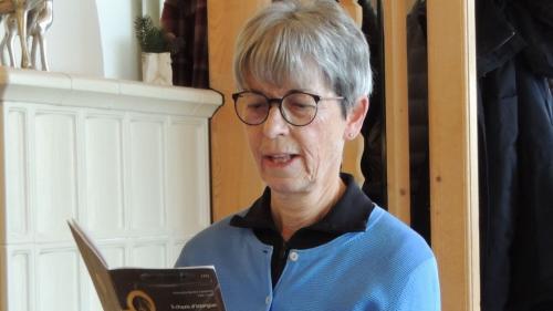 Il «Cafè Rumantsch» a Scuol es gnü moderà da Nesa Caviezel Roner (fotografia: Benedict Stecher).