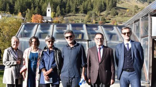 Da schnestra: Barbara Janom Steiner, l'autura Romana Ganzoni, ils duos artists Madlaina Lys e Flurin Bischoff, il president da la fundaziun Peter Curdin Conrad ed Ilario Bondolfi (fotografia: Nicolo Bass).