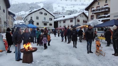 Il marchà d’Advent a Scuol ha attrat blera glieud (fotografia: Benedict Stecher).