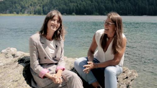 Bibi Vaplan (a schnestra) e la presidenta cumünela da Sils/Segl Maria, Barbara Aeschbacher, haun tschercho nouvas vias pel pled dals 1. avuost (fotografia: mad).