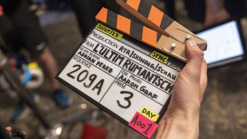 Las lavurs da filmar han cumanzà, la seria «L’ultim Rumantsch» da RTR cumpara da prümavaira 2024 (fotografia: RTR).