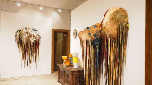 Ausgesuchte Wanddekoration in einem aussergewöhnlichen Wohnambiente. Die Nomad St. Moritz präsentiert in der Samedner Chesa Planta exquisite Einrichtungsgegenstände.
Foto: Marie-Claire Jur