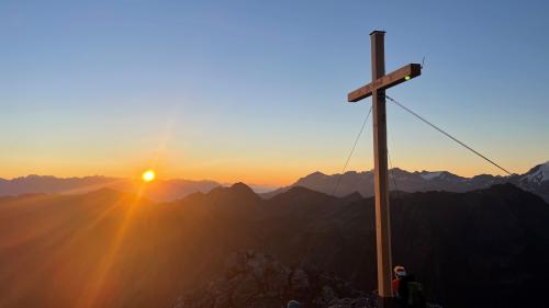 La crusch da lain chi ha ün’otezza da quatter meters marca il Piz Umbrail sün 3032 meters otezza (fotografia: mad).
