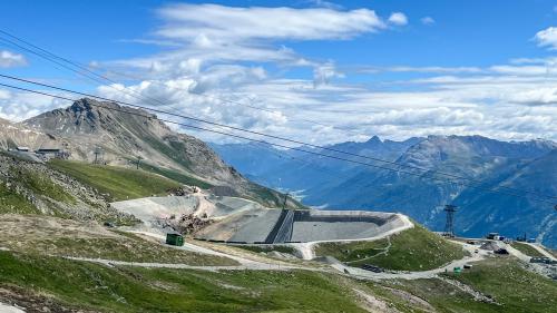 Der Naturspeichersee Lej Nair Pitschen ob Corviglia nimmt Form an. Fotos: Jon Duschletta