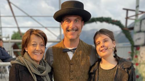 Trais generaziuns sün ün palc: Rosina, Dario e Noemi Müller. fotografia: Fadrina Hofmann