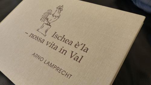 Prosmamaing preschainta Arno Lamprecht a Lü, Valchava e Müstair seis cudesch (fotografia: Flurin Andry).