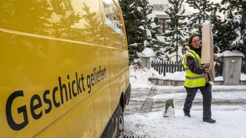 Angela Jutzi bringt seit 16 Jahren die Pakete an ihre Empfänger.  Foto: Tiago Almeida