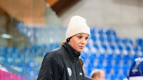 Die 33-jährige Puschlaverin Evelina Raselli ist Headcoach der HC Davos Ladies in der höchsten Eishockey-Spielklasse der Frauen. Foto: HC Davos