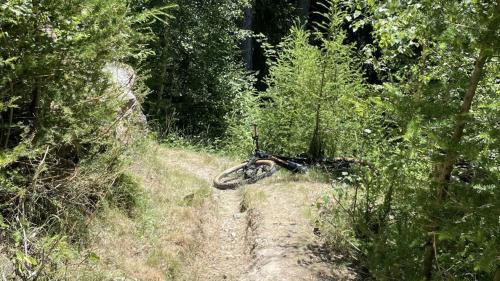 Die Unfallstelle kurz vor einer Linkskurve.