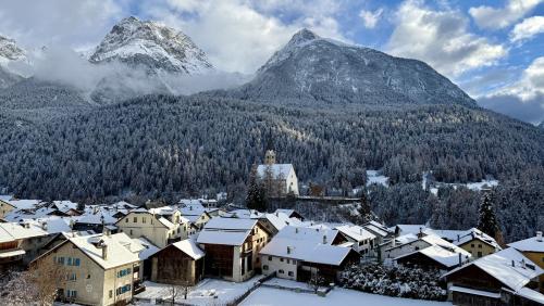 Las votantas ed ils votants da Scuol han acceptà il preventiv 2026 (fotografia: Fadrina Hofmann). 