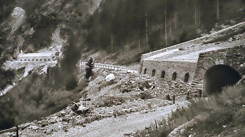 Samnaun war bis 1830 nur über Saumpfade erreichbar. Stück für Stück liess der Kanton ab 1900 dann Strassen zwischen Vinadi und Samnaun bauen. Fotos: nossaistorgia.ch/Gemeinde Samnaun 