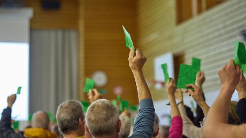 Democrazia viva illa sala da gimnastica a Sta. Maria: 176 persunas s’han partecipadas a las decisiuns da la radunanza cumünala in marcurdi saira (fotografia: Michael Steiner).