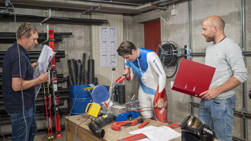 Lehre und Spitzensport: Diese Erfahrung kennt Silvano Gini. Sein Vater Alberto Gini (links) war zugleich sein Lehrmeister. Steivan Planta kennt die schulischen Ansprüche, die gestellt werden. Foto: Daniel Zaugg