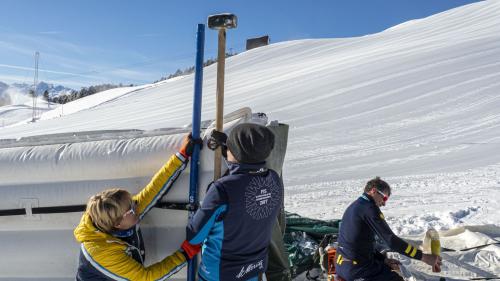 Die letzten Vorbereitungen für den Para Worldcup liefen am Dienstagvormittag: Am Streckenreand wurden Luftkissen angebracht. 			Fotos: Tiago Almeida