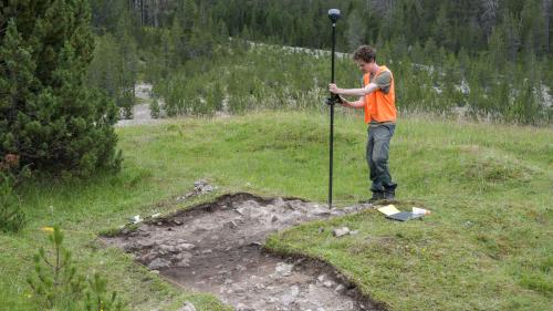 Archäologe Raphael Sele am Ausgrabungsort Stabelchod bei Zernez, wo eine frühe Kapelle als Teil einer vormaligen Siedlung vermutet wird. Fotos: Archäologischer Dienst Graubünden